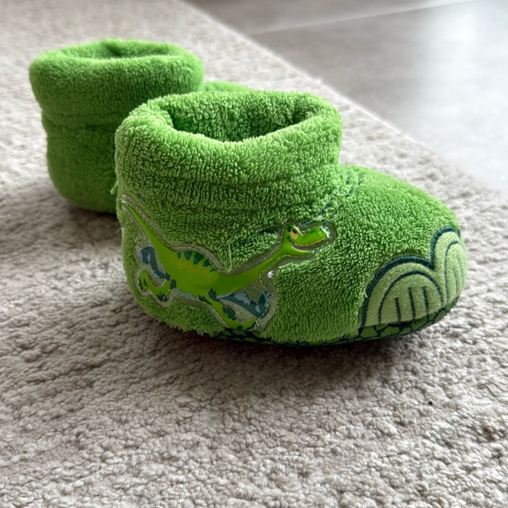 *LIKE NEW* Disney Pixar Arlo the Good Dinosaur Slippers -Boys & Girls- Size 5-6